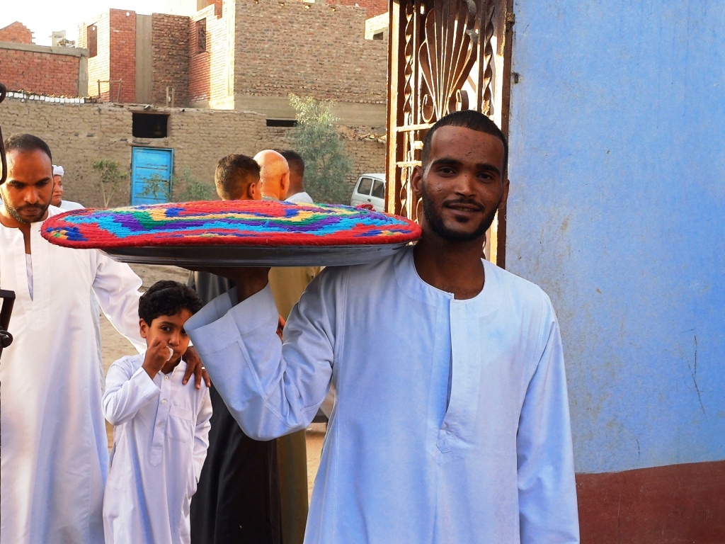 أثناء إحضار الصوانى أثناء إحضار الصوانى