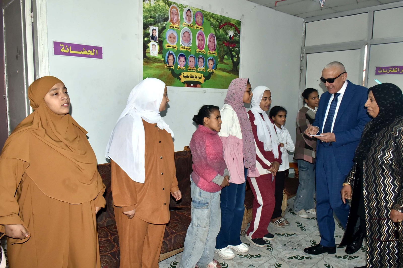 تقديم المحافظ للعيدية للفتيات فى الجمعيات المختلفة تقديم المحافظ للعيدية للفتيات فى الجمعيات المختلفة