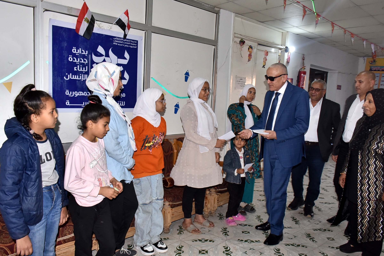 المحافظ يقدم العيدية للاطفال قبل قدوم عيد الفطر المحافظ يقدم العيدية للاطفال قبل قدوم عيد الفطر