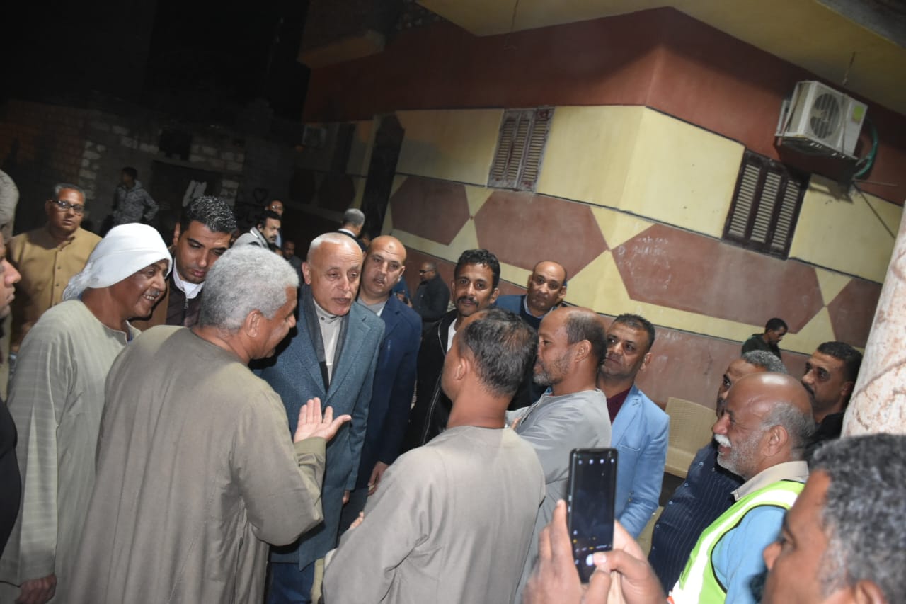 محافظ الأقصر مع الأهالى عقب إنتهاء أعمال الإصلاح لخطى الحمزية بالحبيل محافظ الأقصر مع الأهالى عقب إنتهاء أعمال الإصلاح لخطى الحمزية بالحبيل