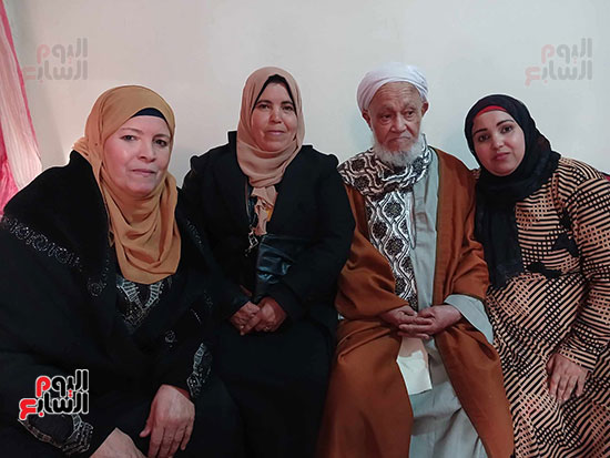 الشيخ-صالح-مع-بناته_1 الشيخ-صالح-مع-بناته_1