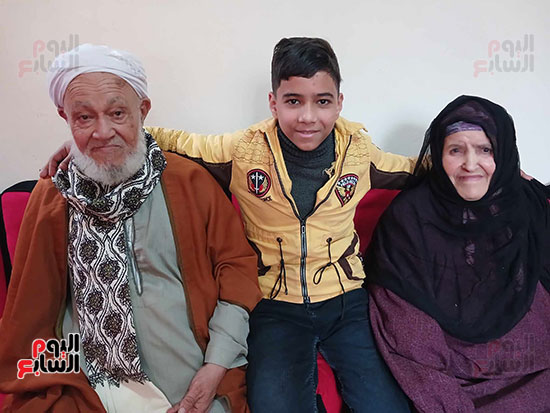 الشيخ-صالح-مع-زوجته-وحفيده الشيخ-صالح-مع-زوجته-وحفيده