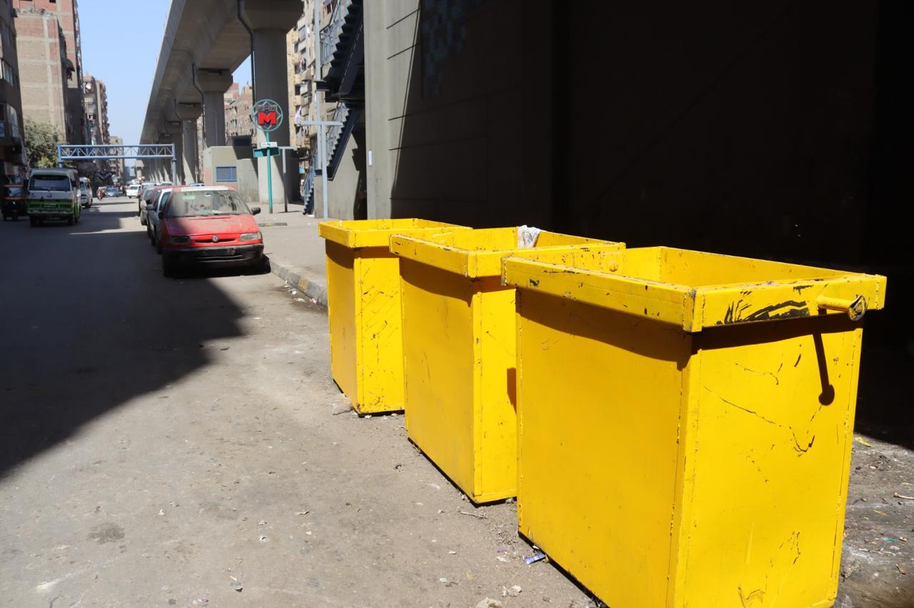 توزيع صناديق قمامة جديدة بشارع القومية العربية