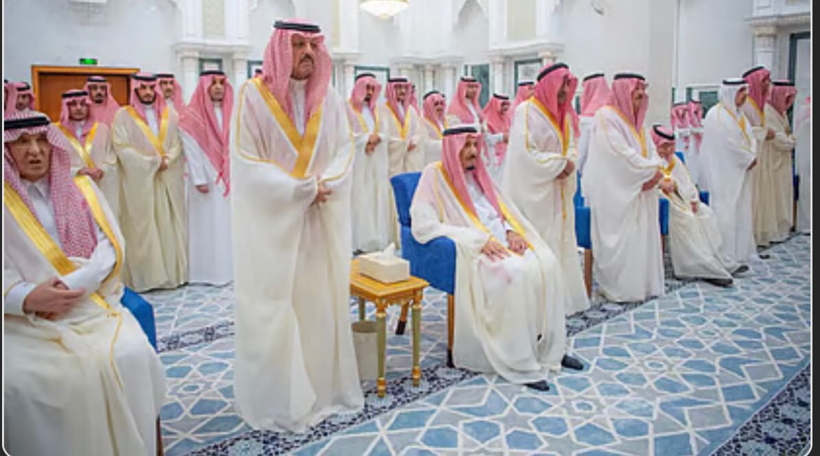 الملك سلمان يؤدى صلاة العيد