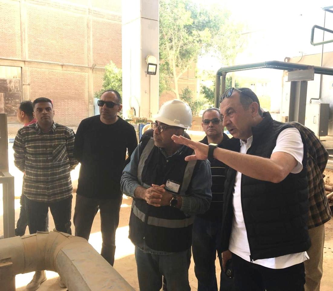 وزير قطاع الأعمال يستمع لشرح حول آليات العمل بشركة النصر للأسمدة