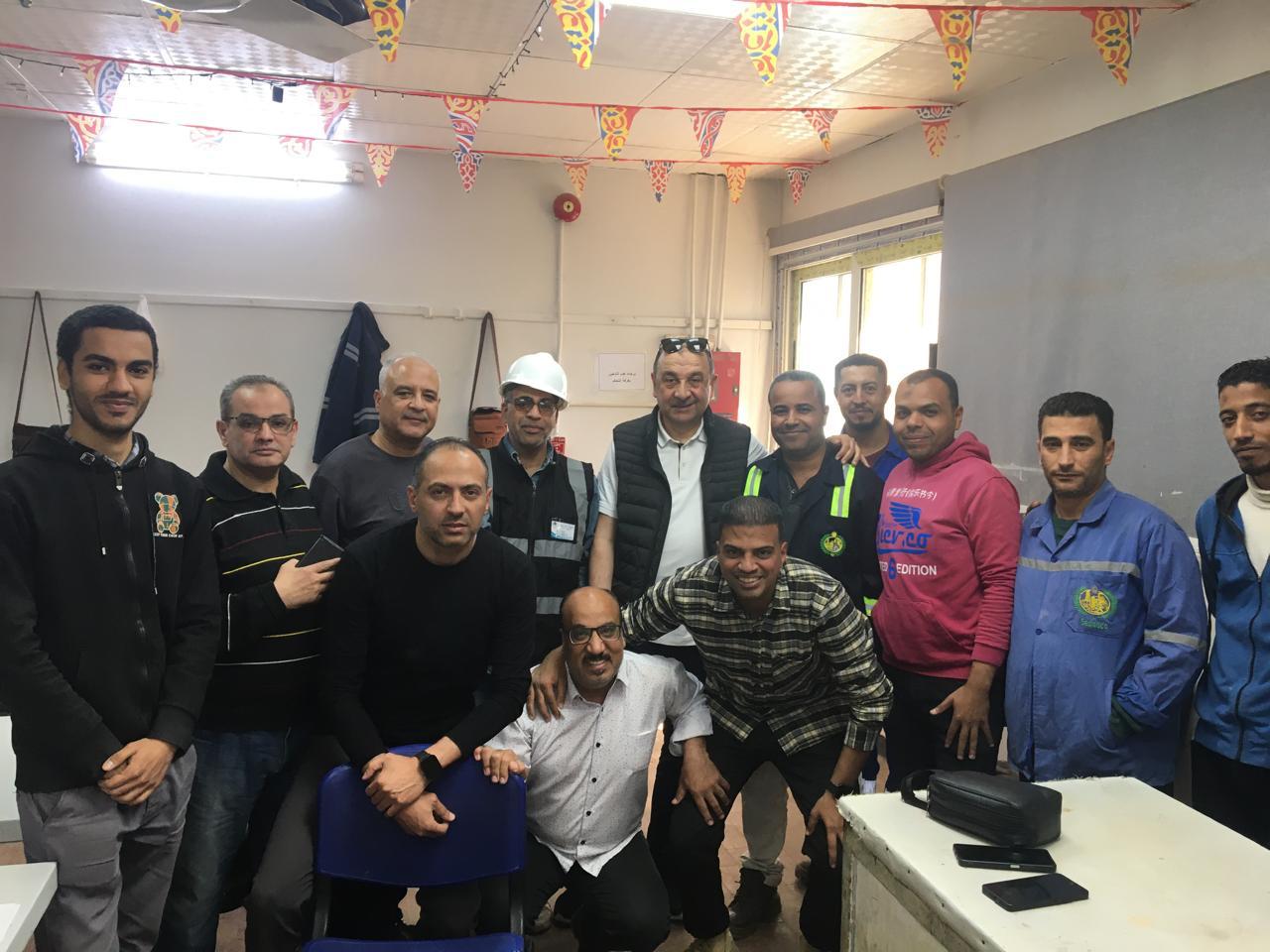 وزير قطاع العمال يتفقد مصنع سمادكو