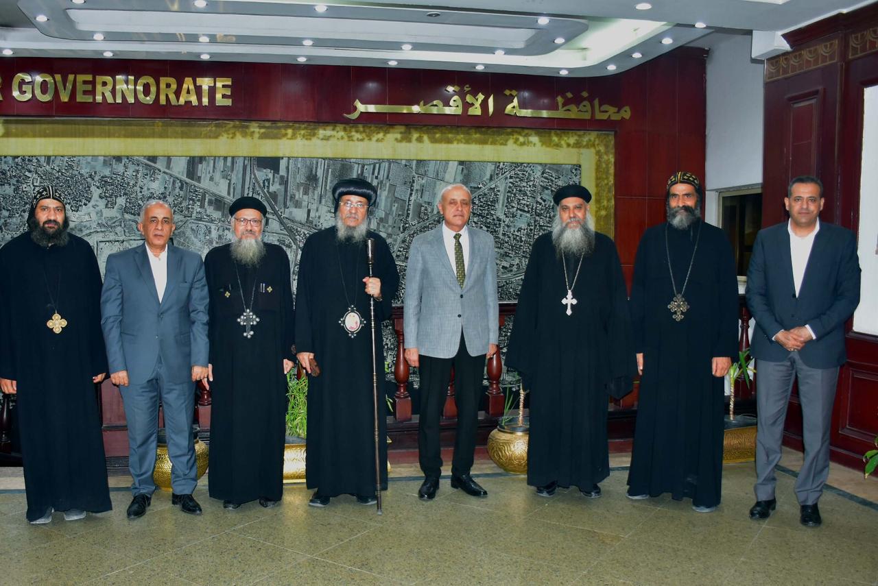 قيادات الكنيسة في إسنا وأرمنت يقدمون التهنئة خلال تقديم التهانى للمحافظ قيادات الكنيسة في إسنا وأرمنت يقدمون التهنئة خلال تقديم التهانى للمحافظ
