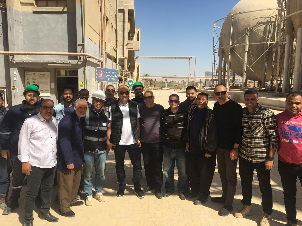 وزير قطاع الأعمال في صورة مع العاملين بشركة سمادكو