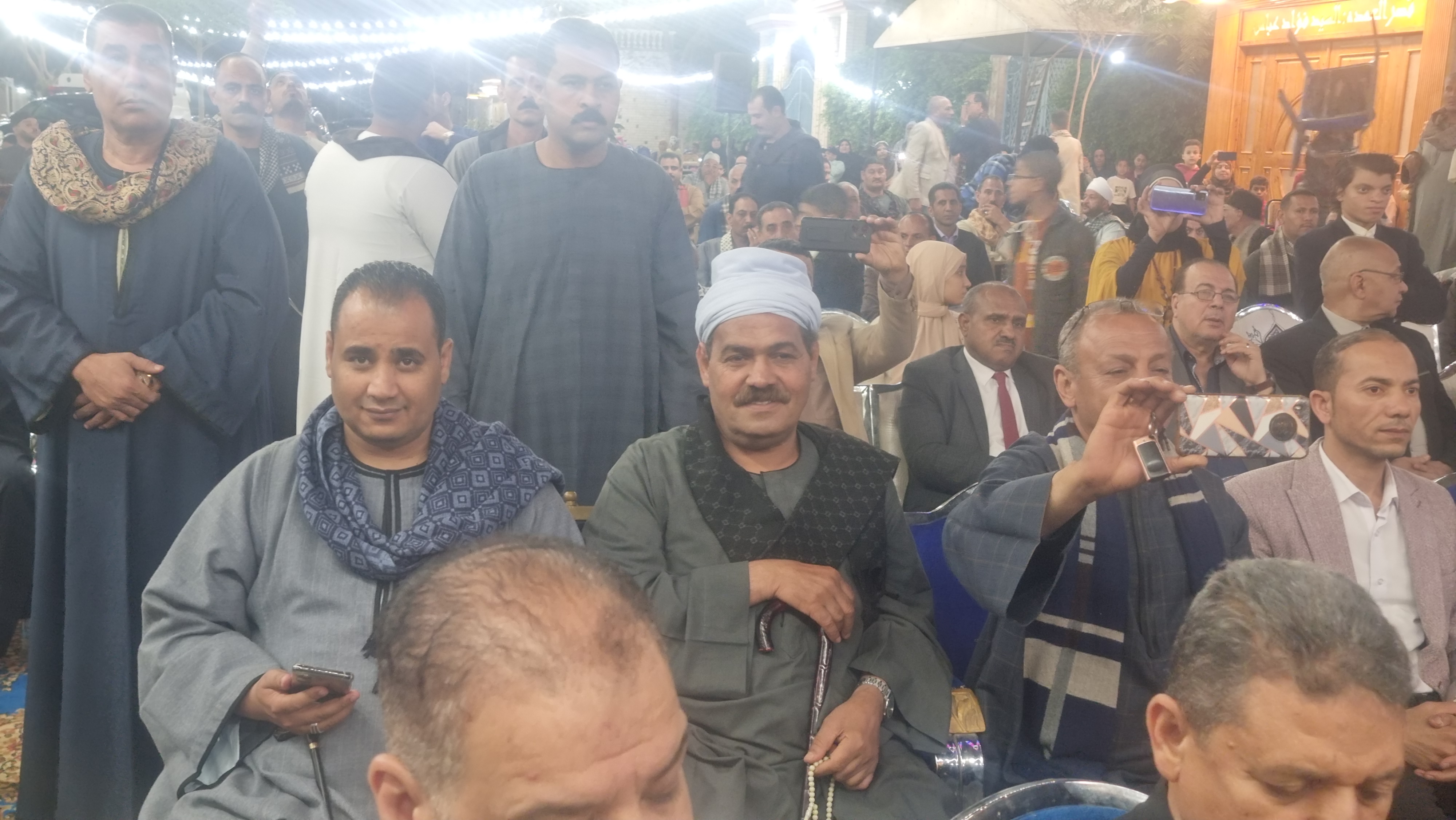 فرحة من الحضور بالتكريم