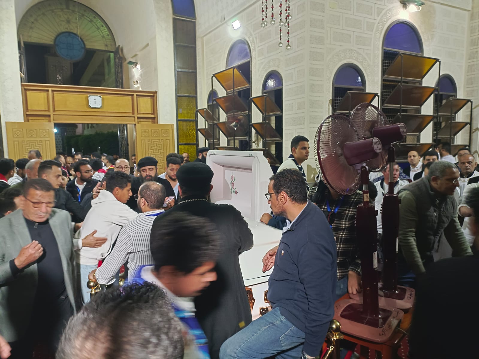 تشييع جثمان الأنبا باخوميوس تشييع جثمان الأنبا باخوميوس