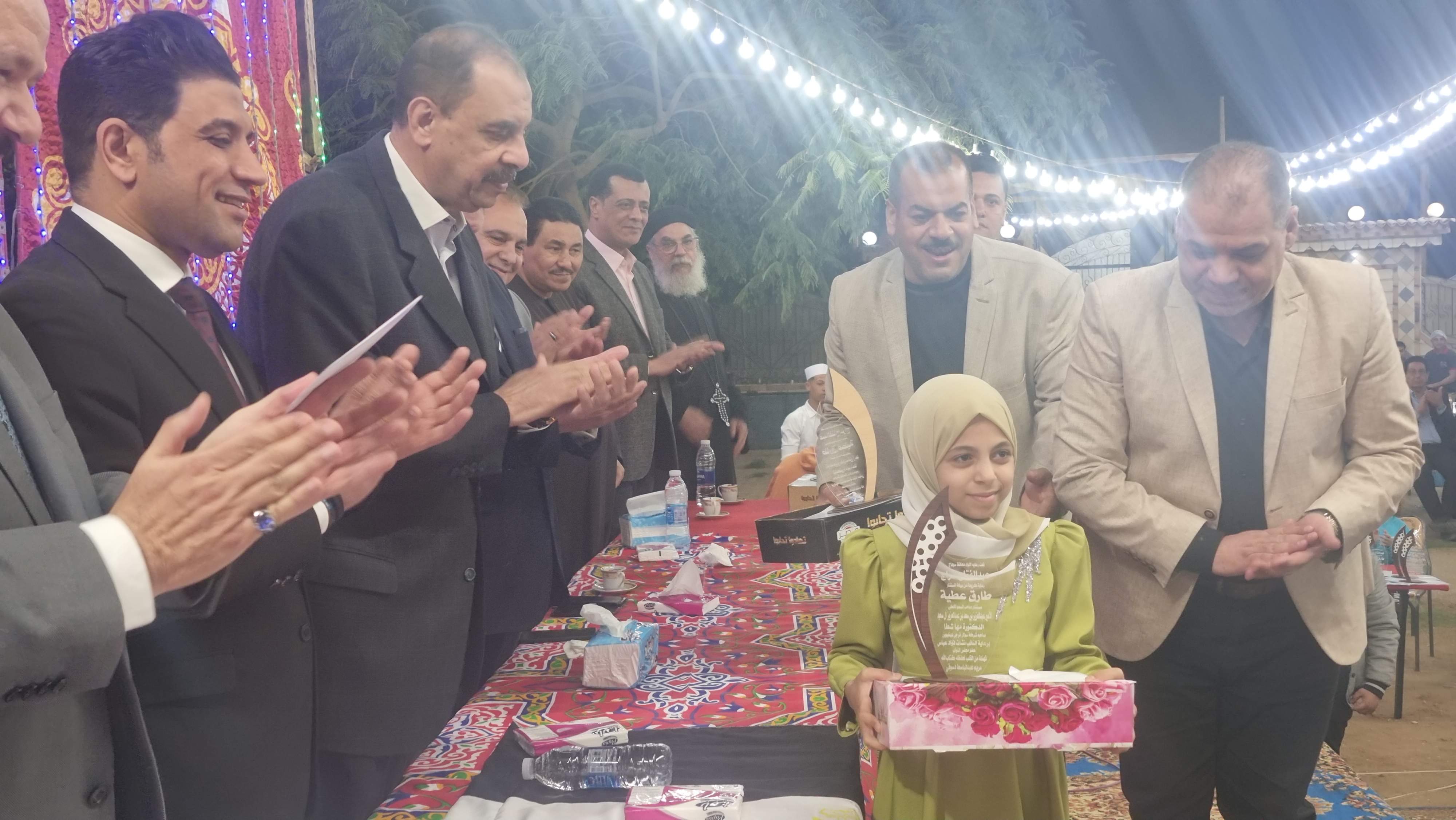 صور تذكارية مع المكرمين