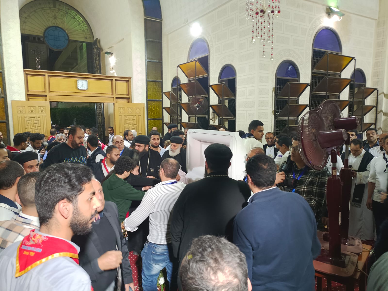 استقبال جثمان الأنبا باخوميوس استقبال جثمان الأنبا باخوميوس