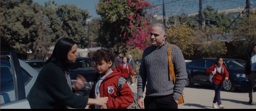 وسام مع الطفل اسماعيل