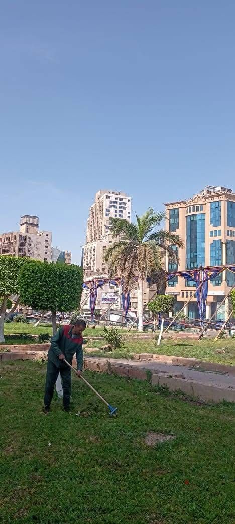 عمال النظافة بميدان مصطفى محمود
