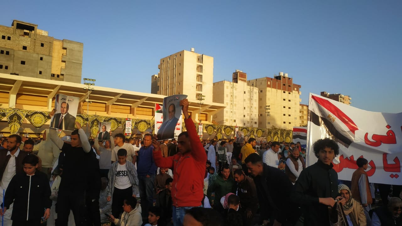 رفع صور الرئيس السيسي واعلان دعمه