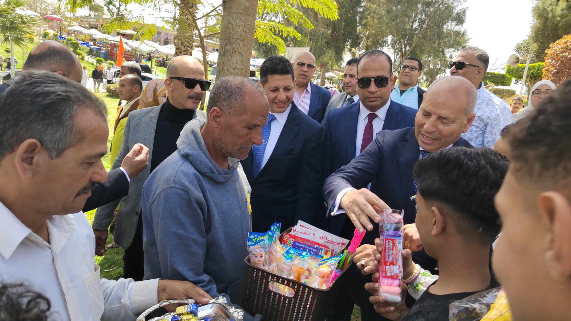 جولة محافظ القاهرة يوزع الحلوى والألعاب على الأطفال بالحديقة الدولية جولة محافظ القاهرة يوزع الحلوى والألعاب على الأطفال بالحديقة الدولية