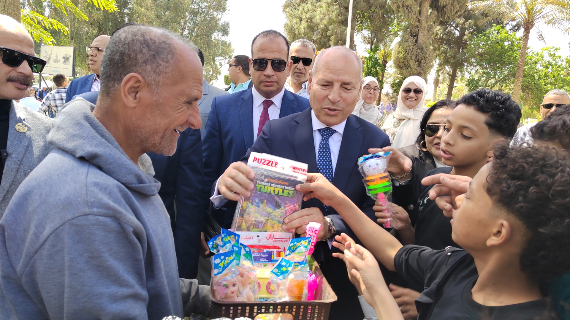 محافظ يتفقد يوزع الحلوى والألعاب على الأطفال بالحديقة الدولية محافظ يتفقد يوزع الحلوى والألعاب على الأطفال بالحديقة الدولية