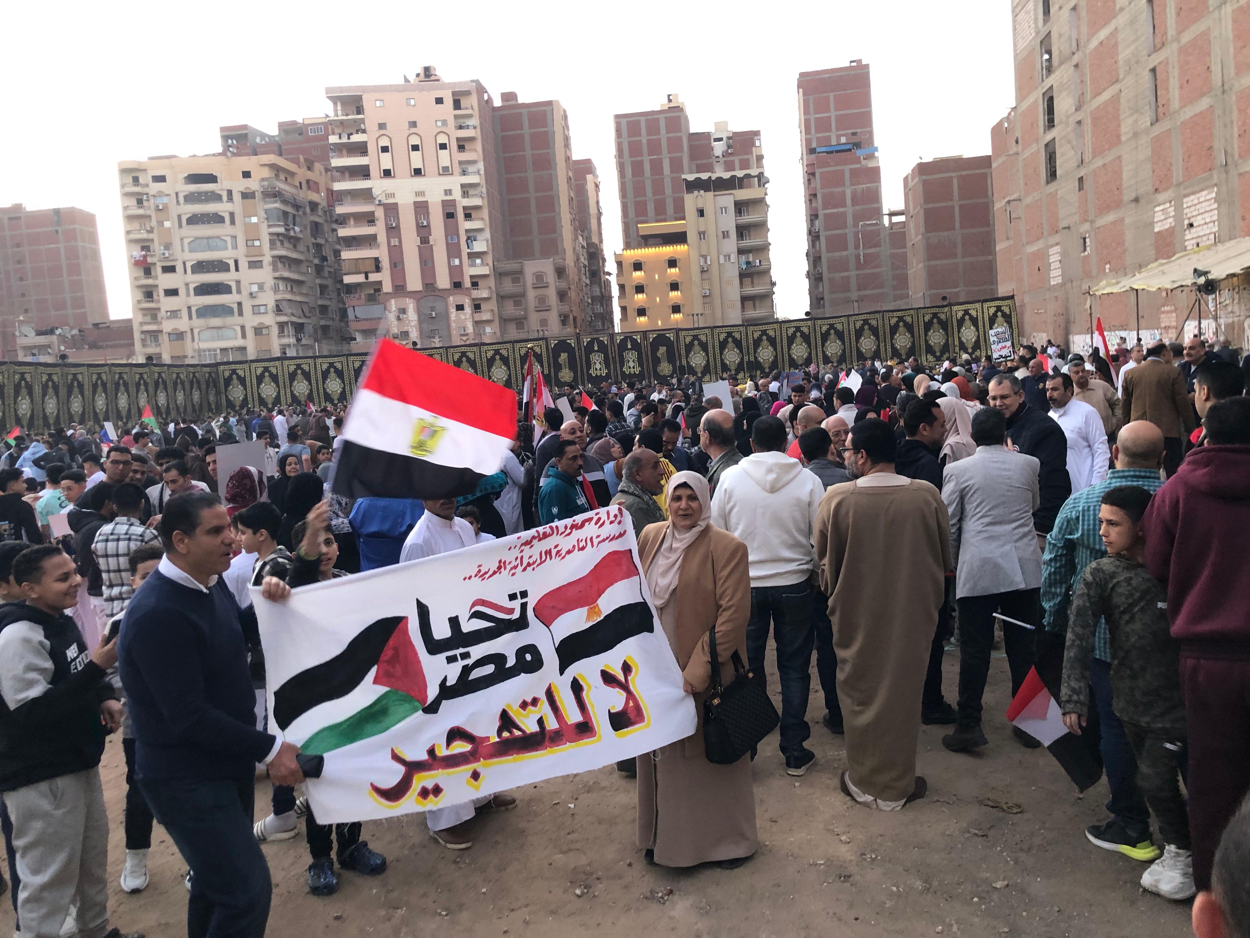 الآلاف من أبناء الغربية يرفعون أعلام فلسطين ويعلنون رفض تهجير الفلسطينيين (4)