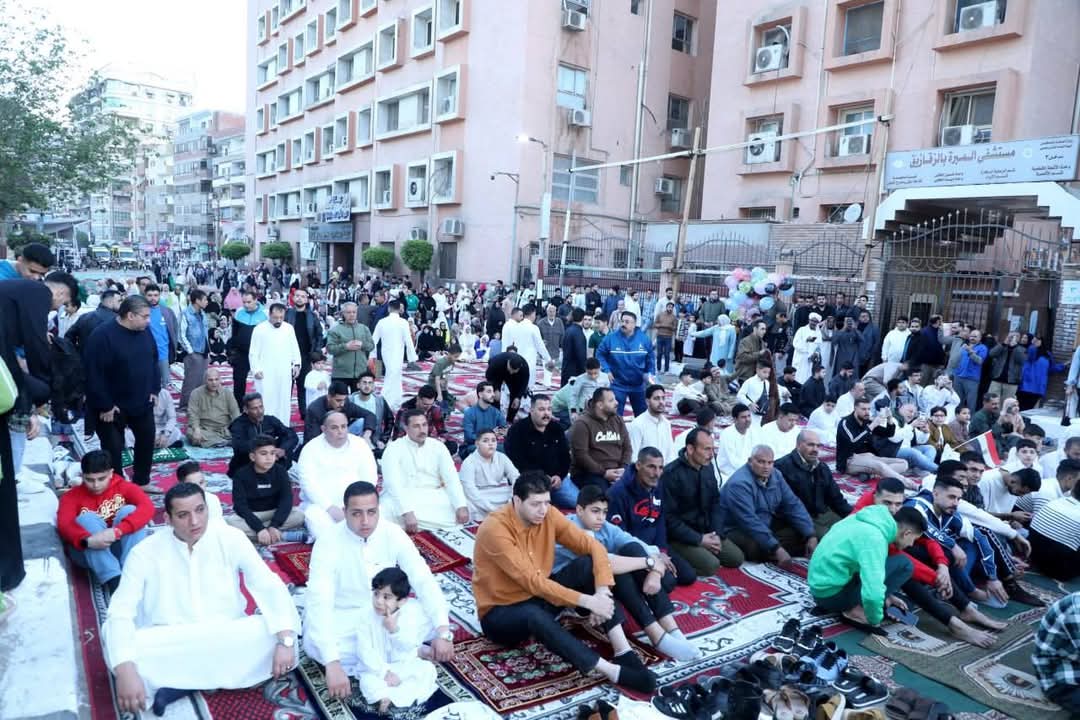 محافظ الشرقية يؤدي صلاة عيد الفطر بمسجد الفتح بالزقازيق (2)