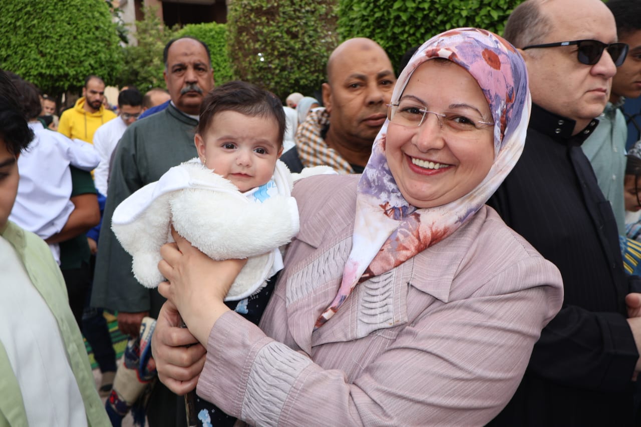 طفلة صغيرة مشاركة بالعيد طفلة صغيرة مشاركة بالعيد