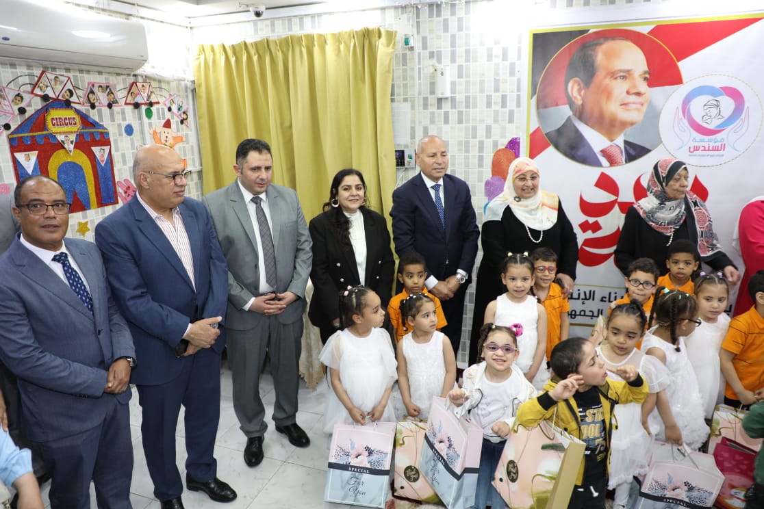 محافظ القاهرة يوزع العيدية والهدايا محافظ القاهرة يوزع العيدية والهدايا