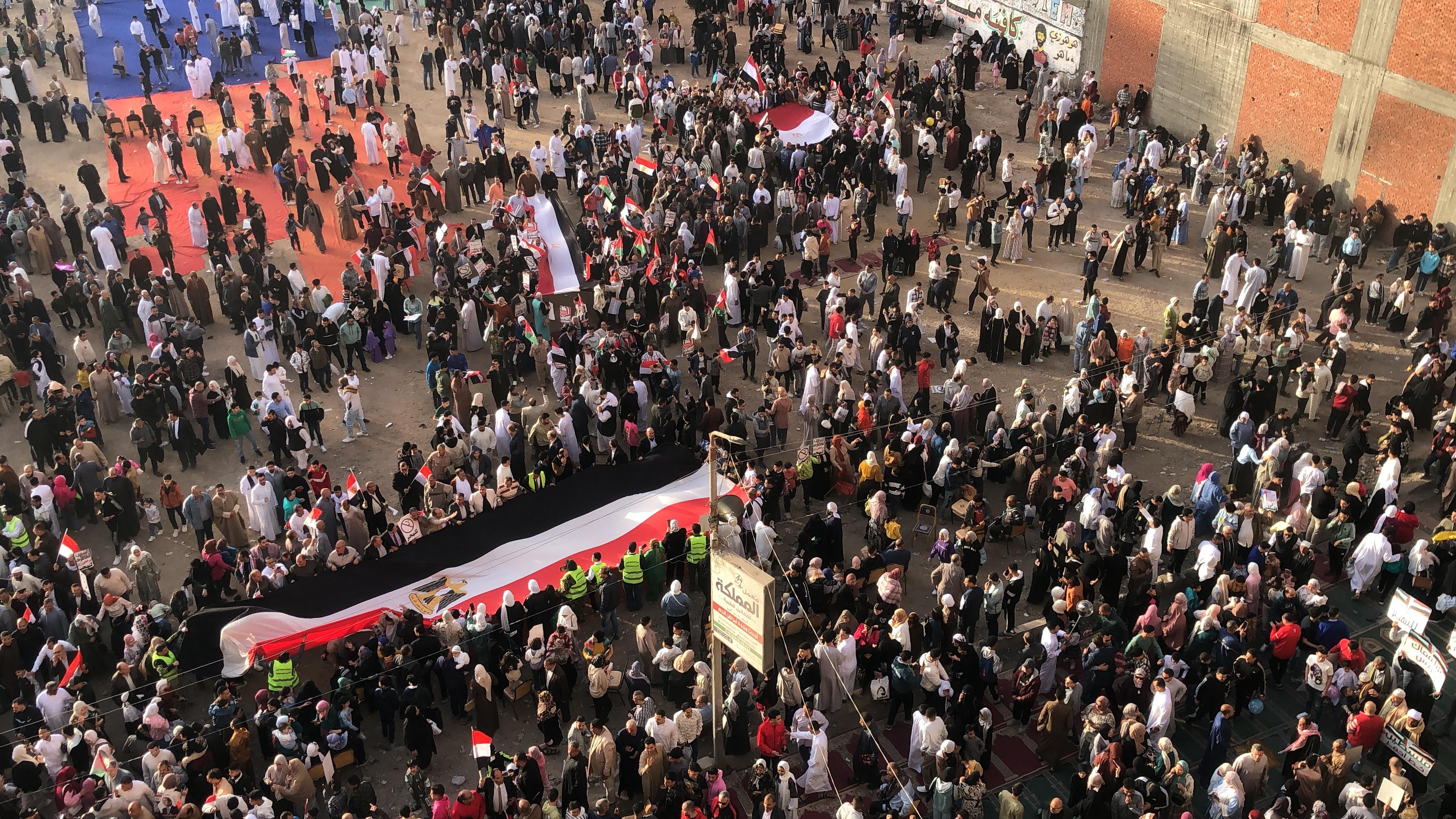 الآلاف من أبناء الغربية يرفعون أعلام فلسطين ويعلنون رفض تهجير الفلسطينيين (1)