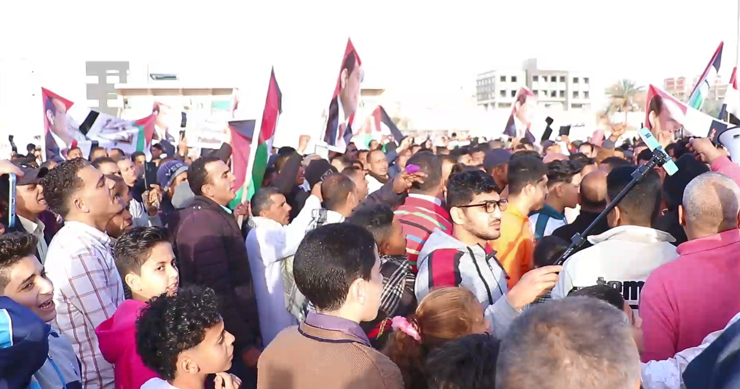 احتشاد الالاف في الساحات لدعم الدولة في توجهها نحو القضية الفلسطينية احتشاد الالاف في الساحات لدعم الدولة في توجهها نحو القضية الفلسطينية