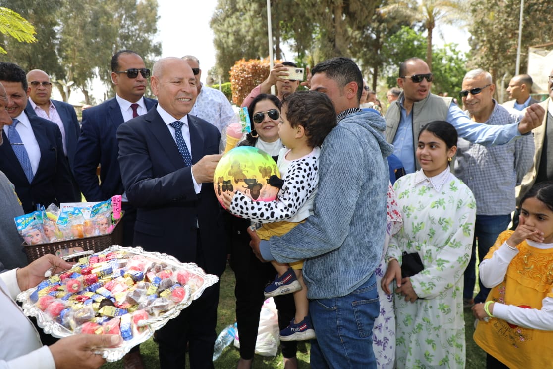 محافظ القاهرة يشارك المواطنين احتفالهم بعيد الفطر في الحديقة الدولية بمدينة نصر محافظ القاهرة يشارك المواطنين احتفالهم بعيد الفطر في الحديقة الدولية بمدينة نصر