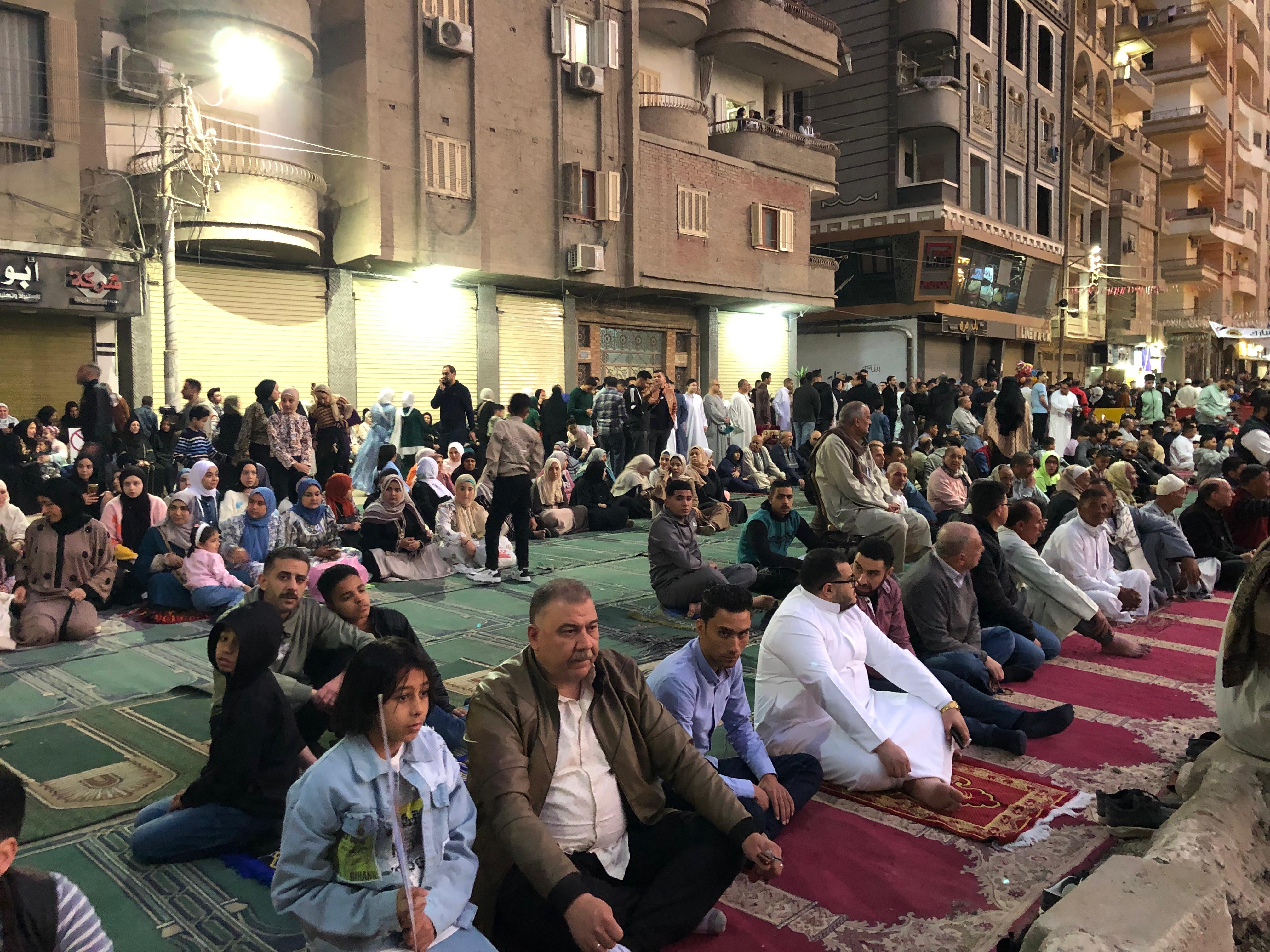 توافد المئات على المساجد والساحات بالغربية (1)