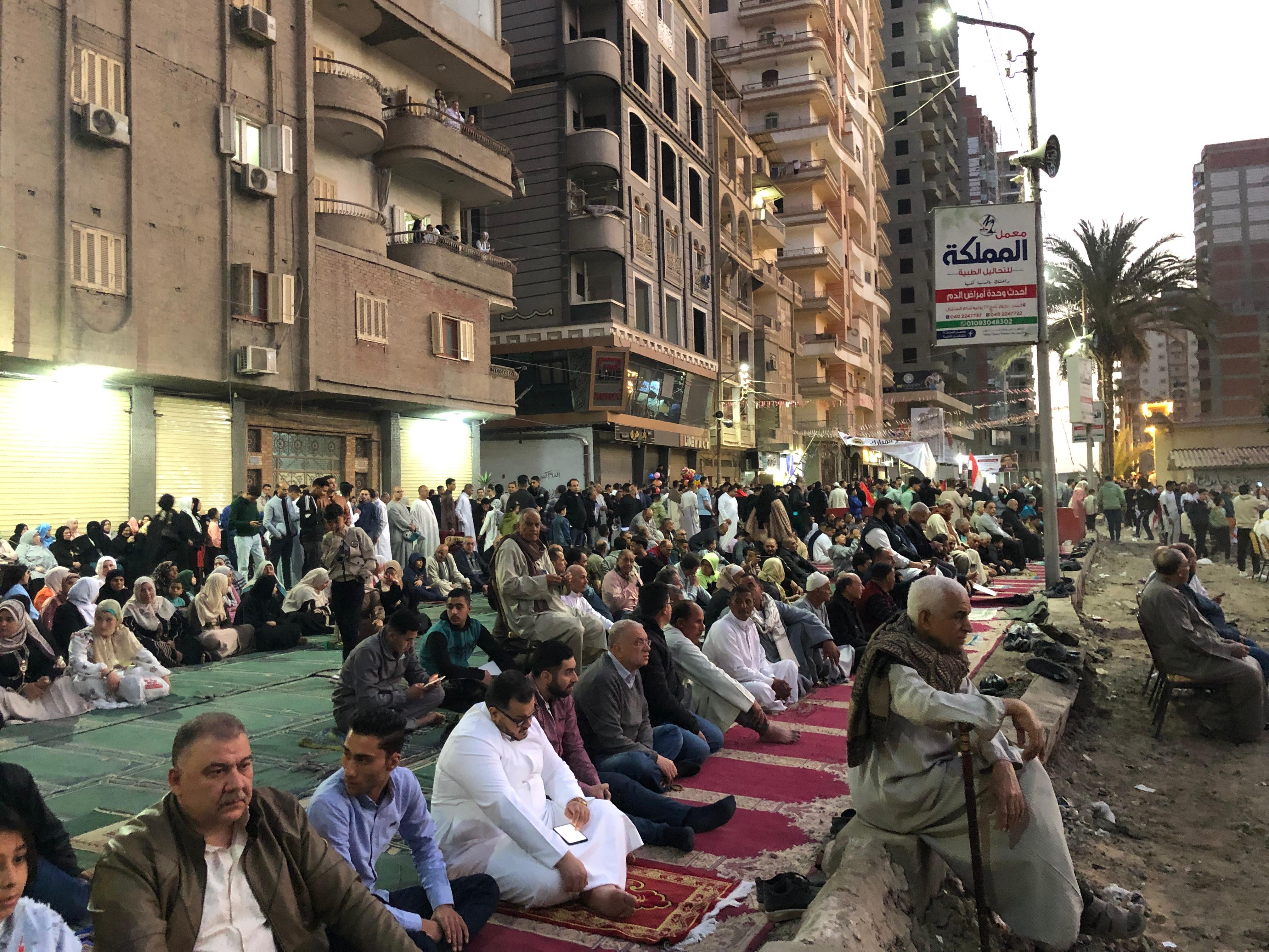 فرحة توافد المئات على المساجد والساحات بالغربية_1 فرحة توافد المئات على المساجد والساحات بالغربية_1