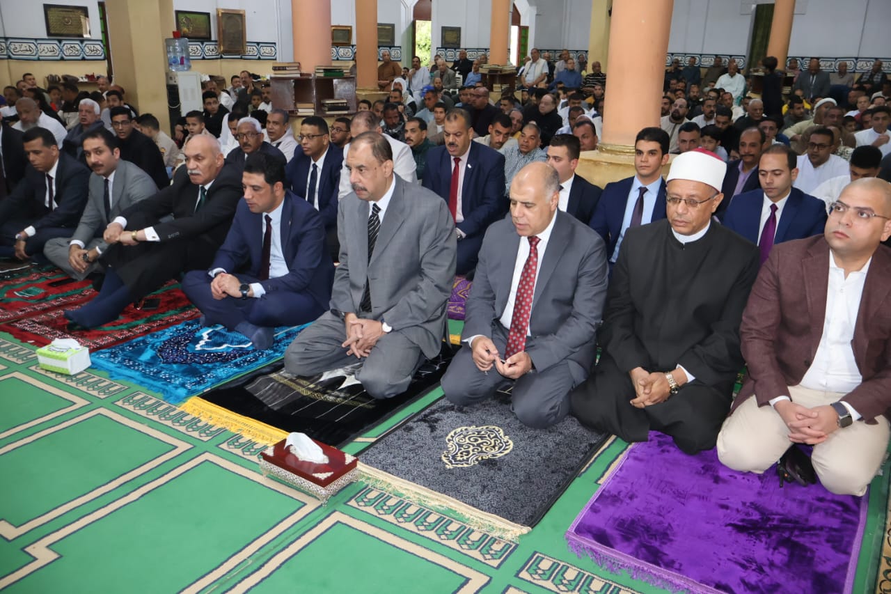 محافظ سوهاج ومدير الأمن يؤديان صلاة العيد محافظ سوهاج ومدير الأمن يؤديان صلاة العيد