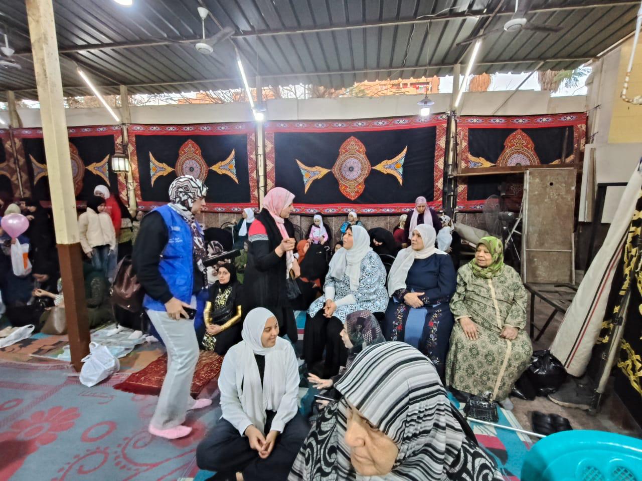فرق المبادرات الرئاسية والتثقيف الصحي أمام المساجد عقب صلاة العيد فرق المبادرات الرئاسية والتثقيف الصحي أمام المساجد عقب صلاة العيد