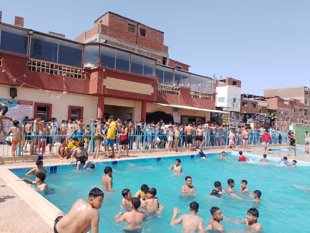 تواجد كبير حول حمامات السباحة تواجد كبير حول حمامات السباحة