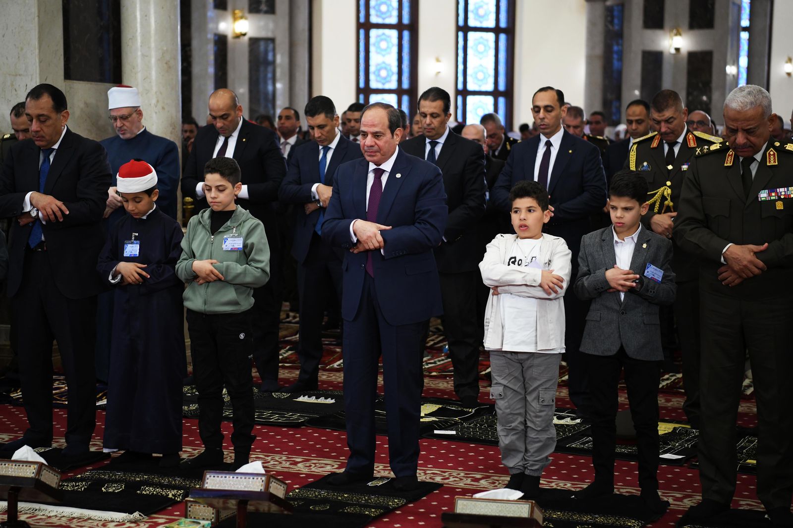 الرئيس السيسى يؤدى صلاة عيد الفطر بمسجد المشير