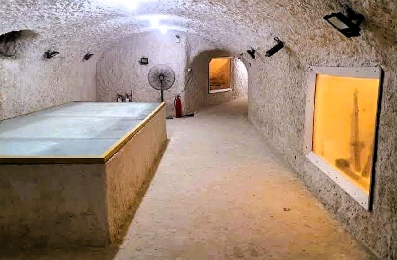 متحف روميل في مطروح كهف طبيعي في بطن الجبل متحف روميل في مطروح كهف طبيعي في بطن الجبل