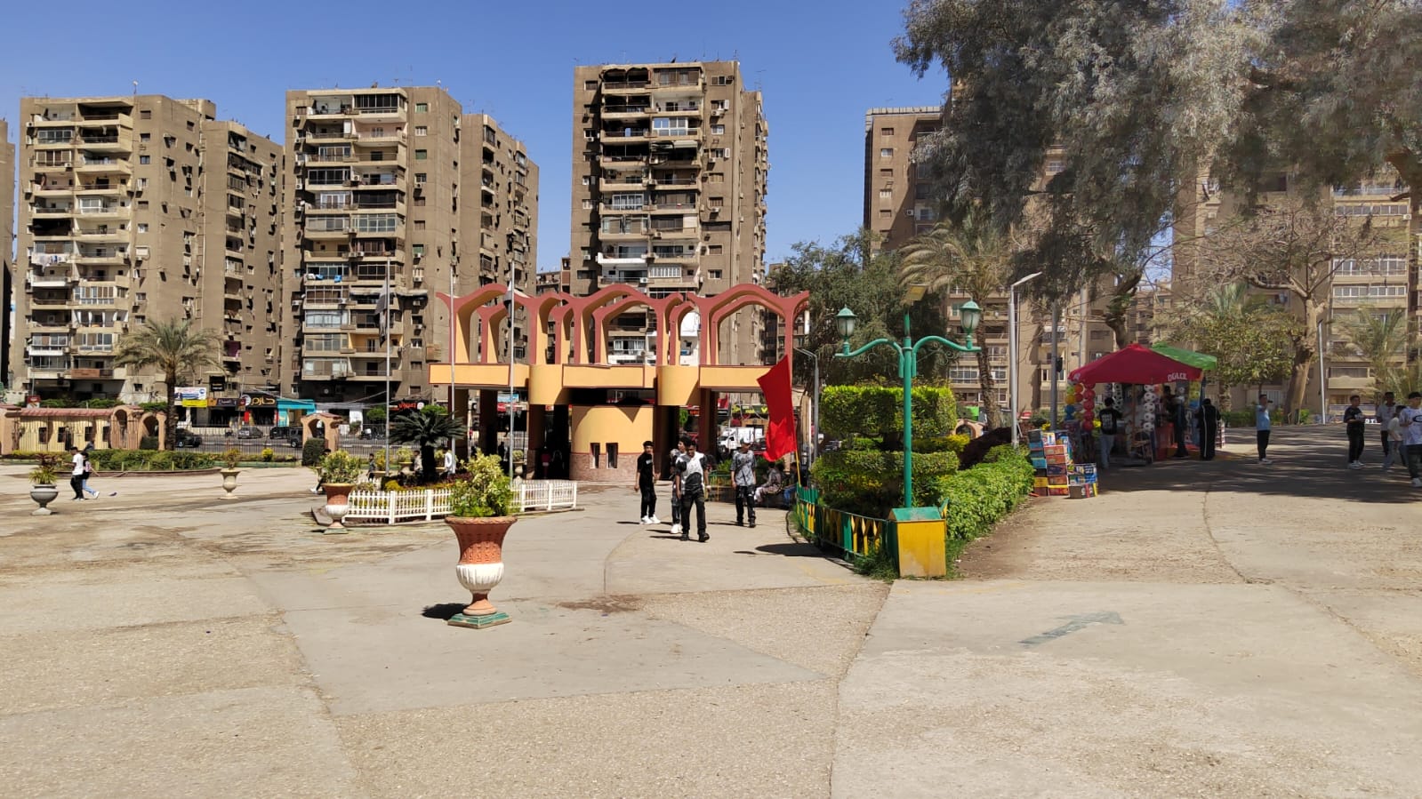إقبال المواطنين على الحديقة الدولية أول أيام العيد