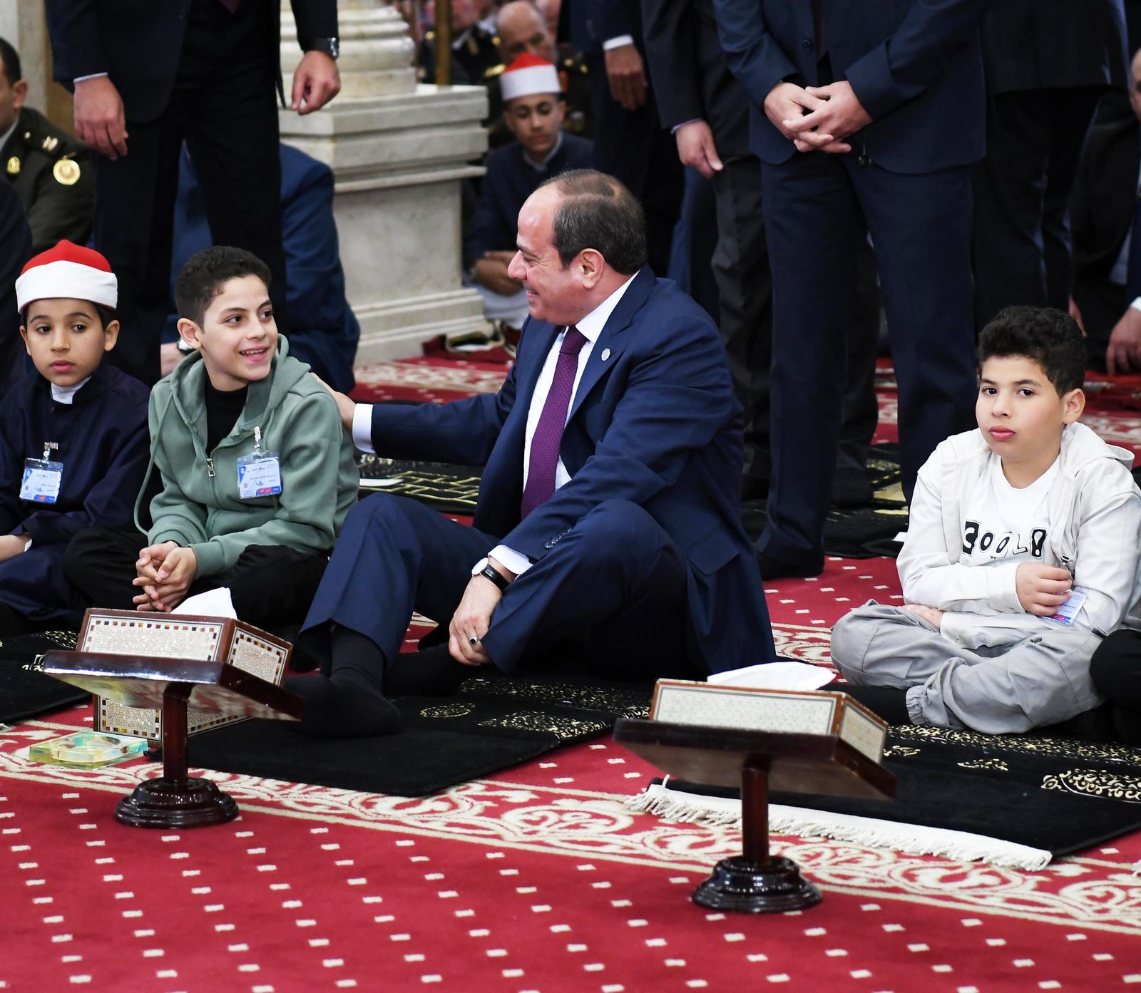 الرئيس السيسى يؤدى صلاة عيد الفطر بمسجد المشير ويكرّم أسر شهداء القوات المسلحة والشرطة 1