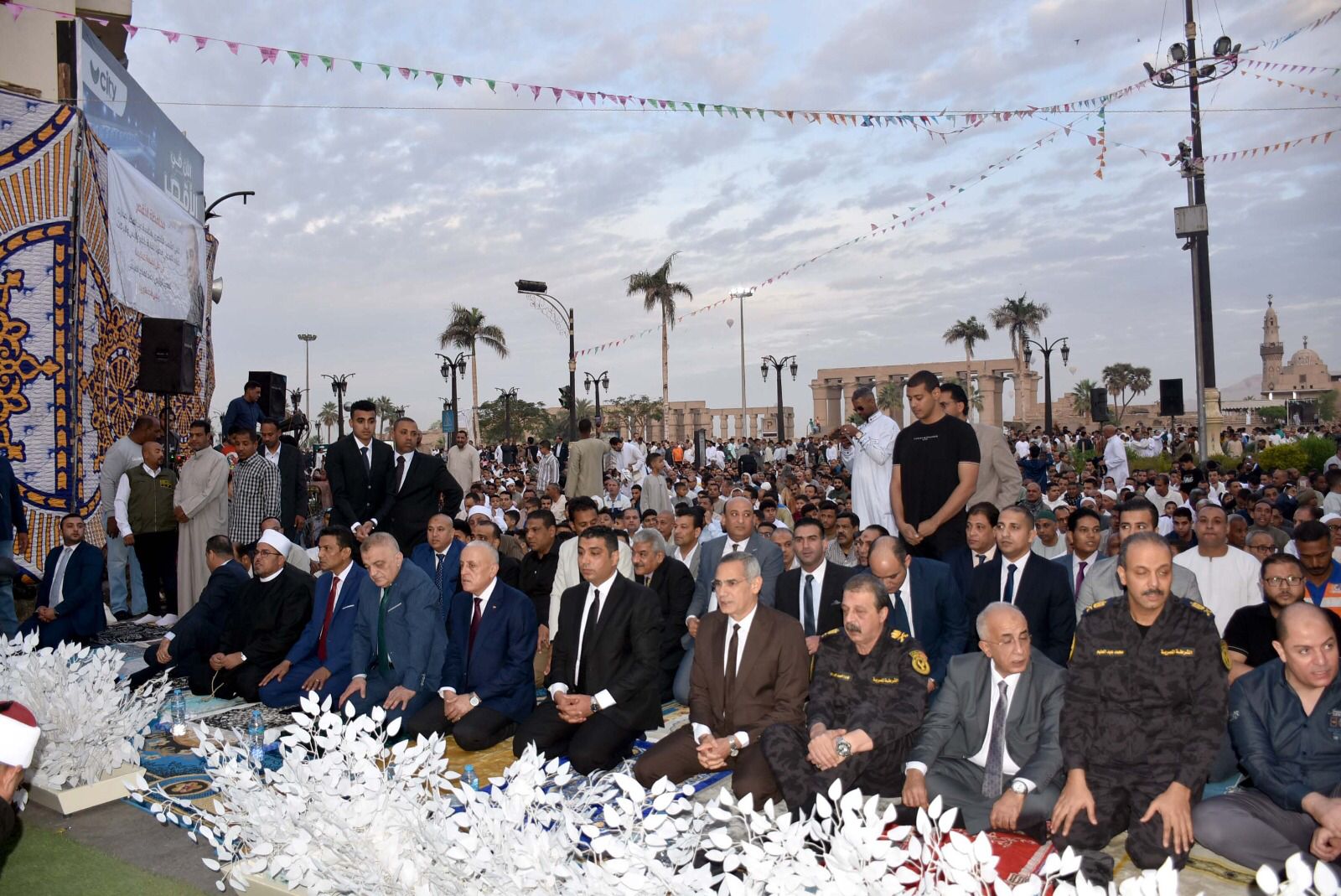 محافظ الأقصر ومدير الأمن يؤديان الصلاة بساحة سيدي أبو الحجاج محافظ الأقصر ومدير الأمن يؤديان الصلاة بساحة سيدي أبو الحجاج