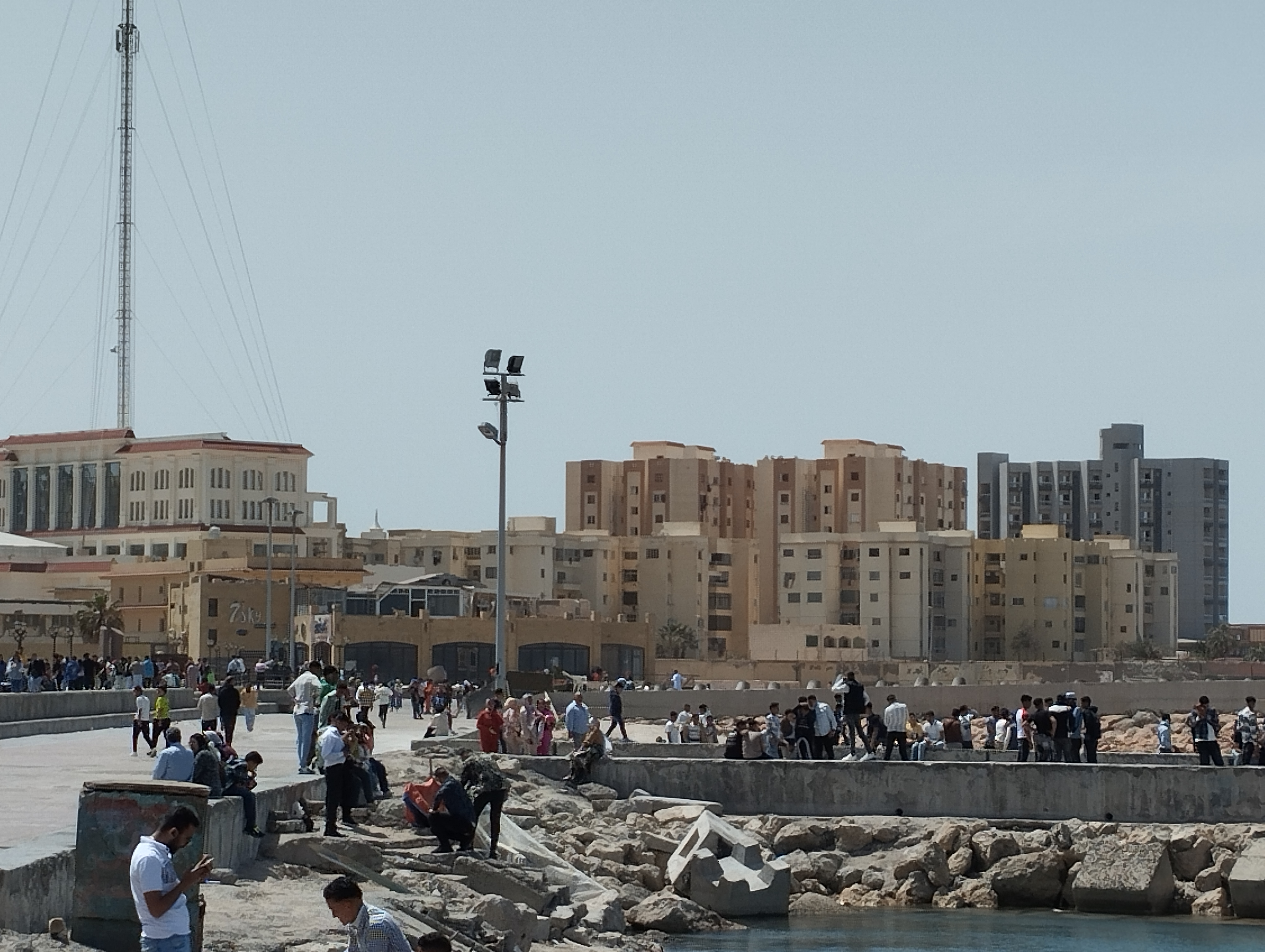 اعداد كبيرة من الزائرين اول ايام عيد الفطر بالإسكندرية