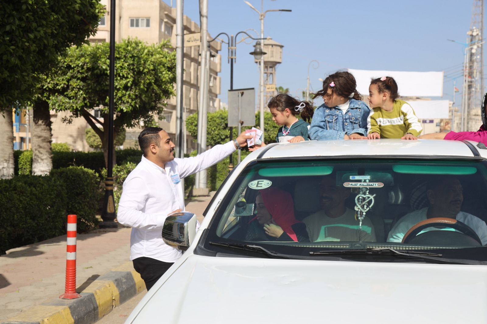 توزيع الهدايا على الاطفال في الشوارع توزيع الهدايا على الاطفال في الشوارع