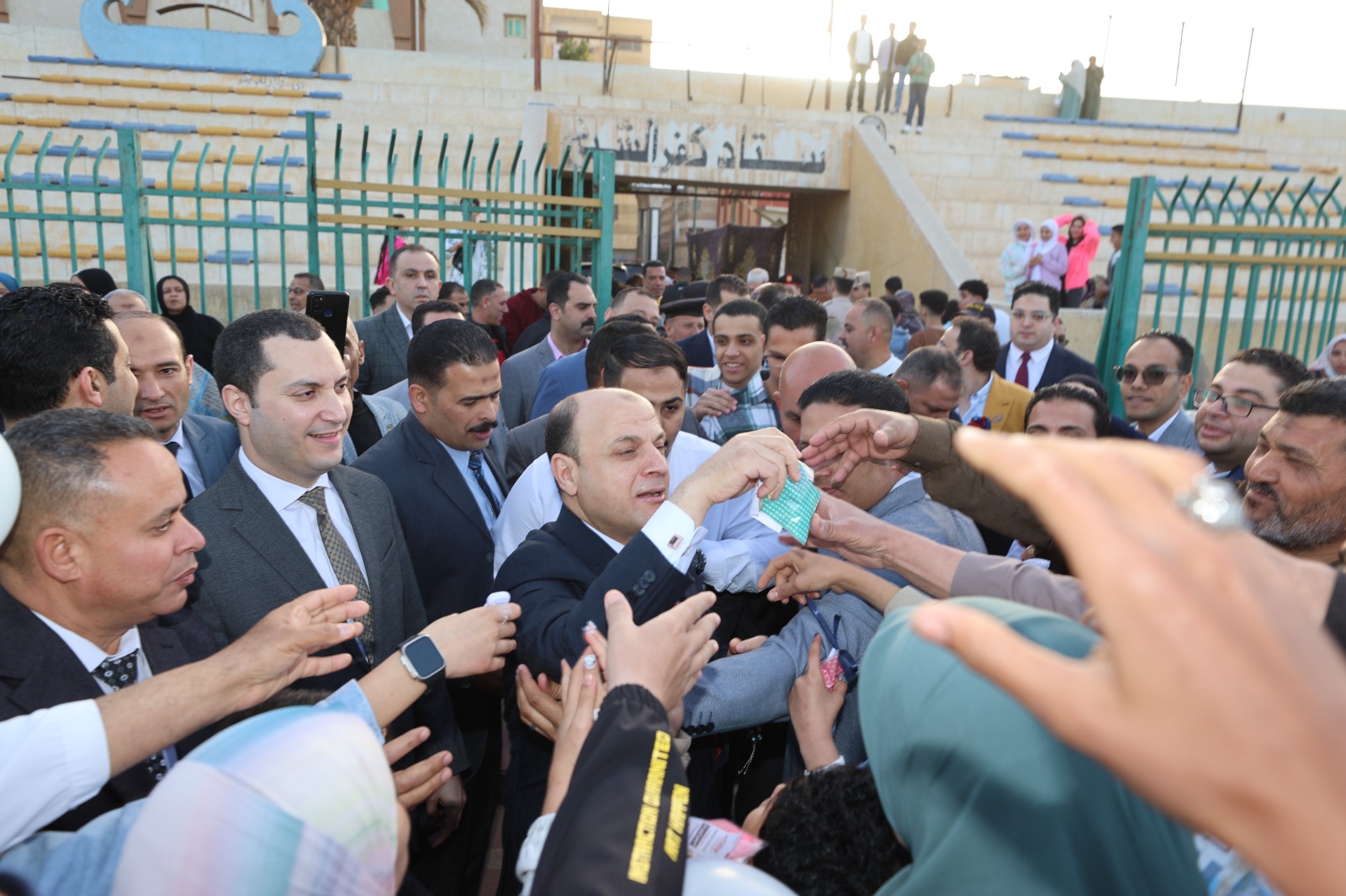 محافظ كفر الشيخ يوزع الهدايا على أهالي كفر الشيخ محافظ كفر الشيخ يوزع الهدايا على أهالي كفر الشيخ