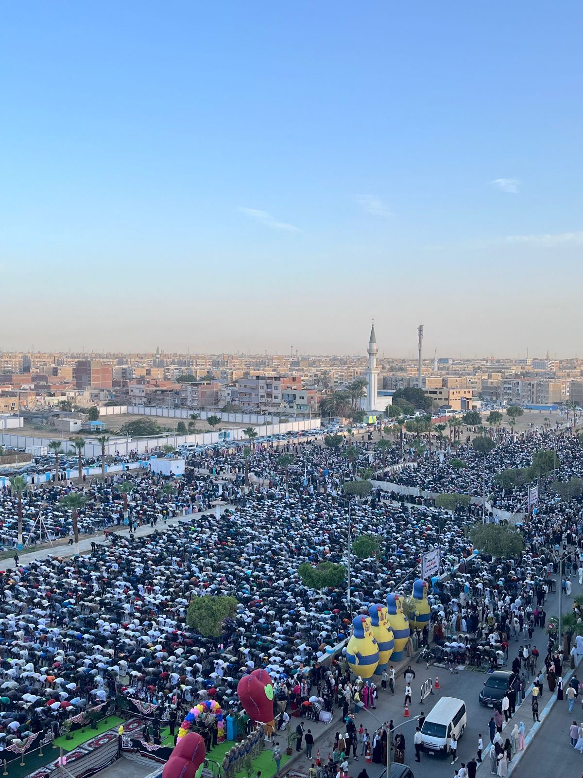 محافظ السويس يؤدي صلاة عيد الفطر المبارك بساحة حديقة الخادين بحي فيصل (4)