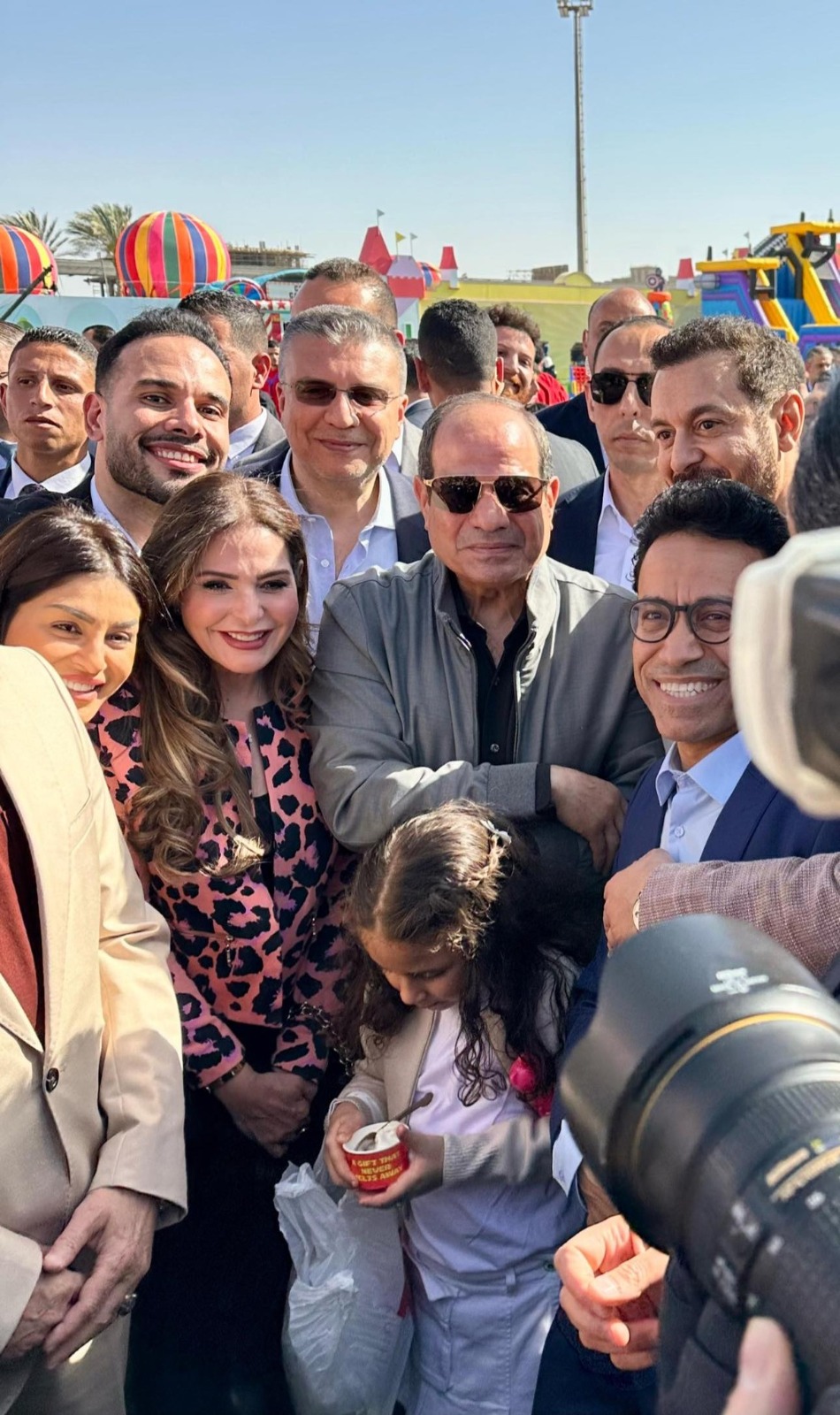 منة فضالي وعدد من النجوم في احتفالية عيد الفطر مع الرئيس عبد الفتاح السيسي منة فضالي وعدد من النجوم في احتفالية عيد الفطر مع الرئيس عبد الفتاح السيسي