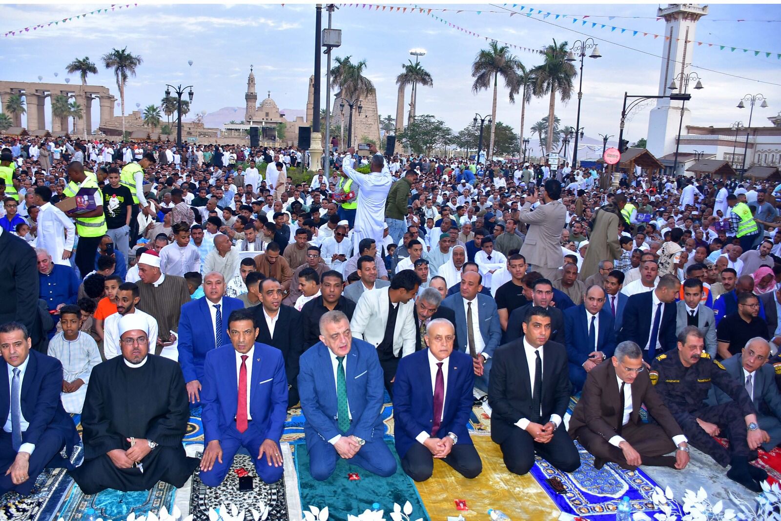 محافظ الأقصر يؤدي صلاة العيد بساحة سيدي أبو الحجاج محافظ الأقصر يؤدي صلاة العيد بساحة سيدي أبو الحجاج