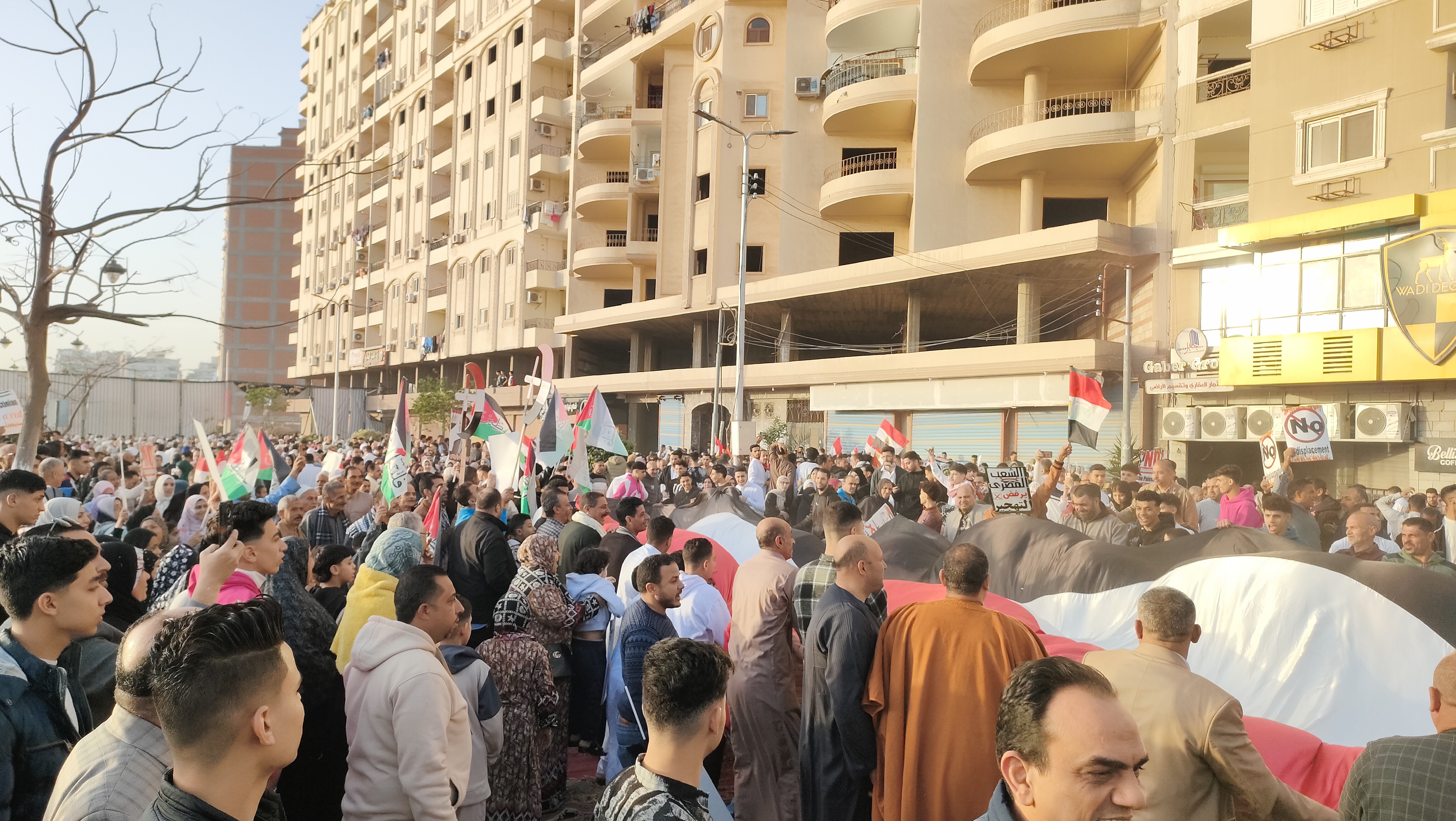 آلاف المواطنون في الغربية يحتجون بعد صلاة العيد تضامنا مع غزة (1)