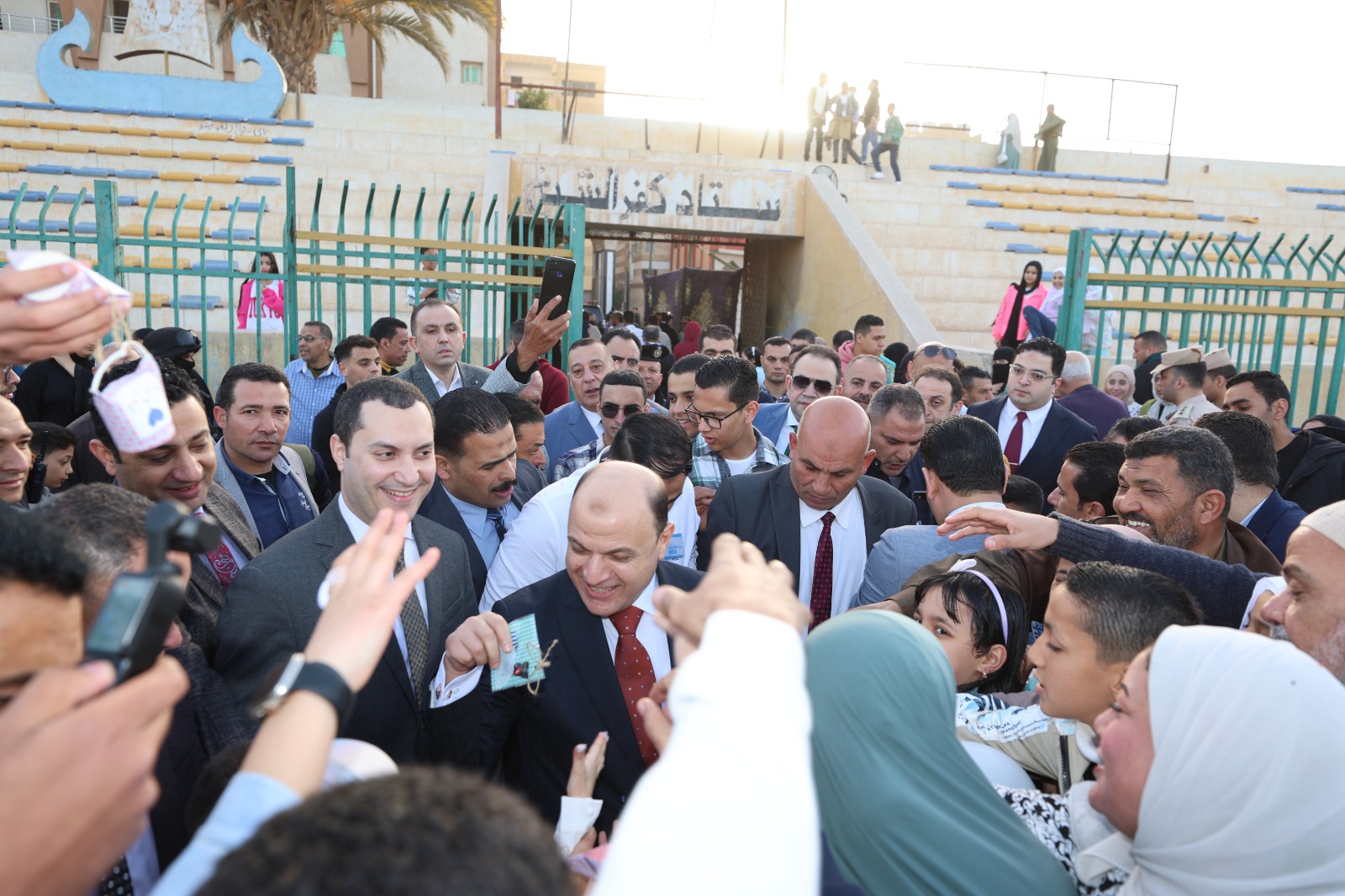جانب من توزيع المحافظ الهدايا على الأطفال جانب من توزيع المحافظ الهدايا على الأطفال
