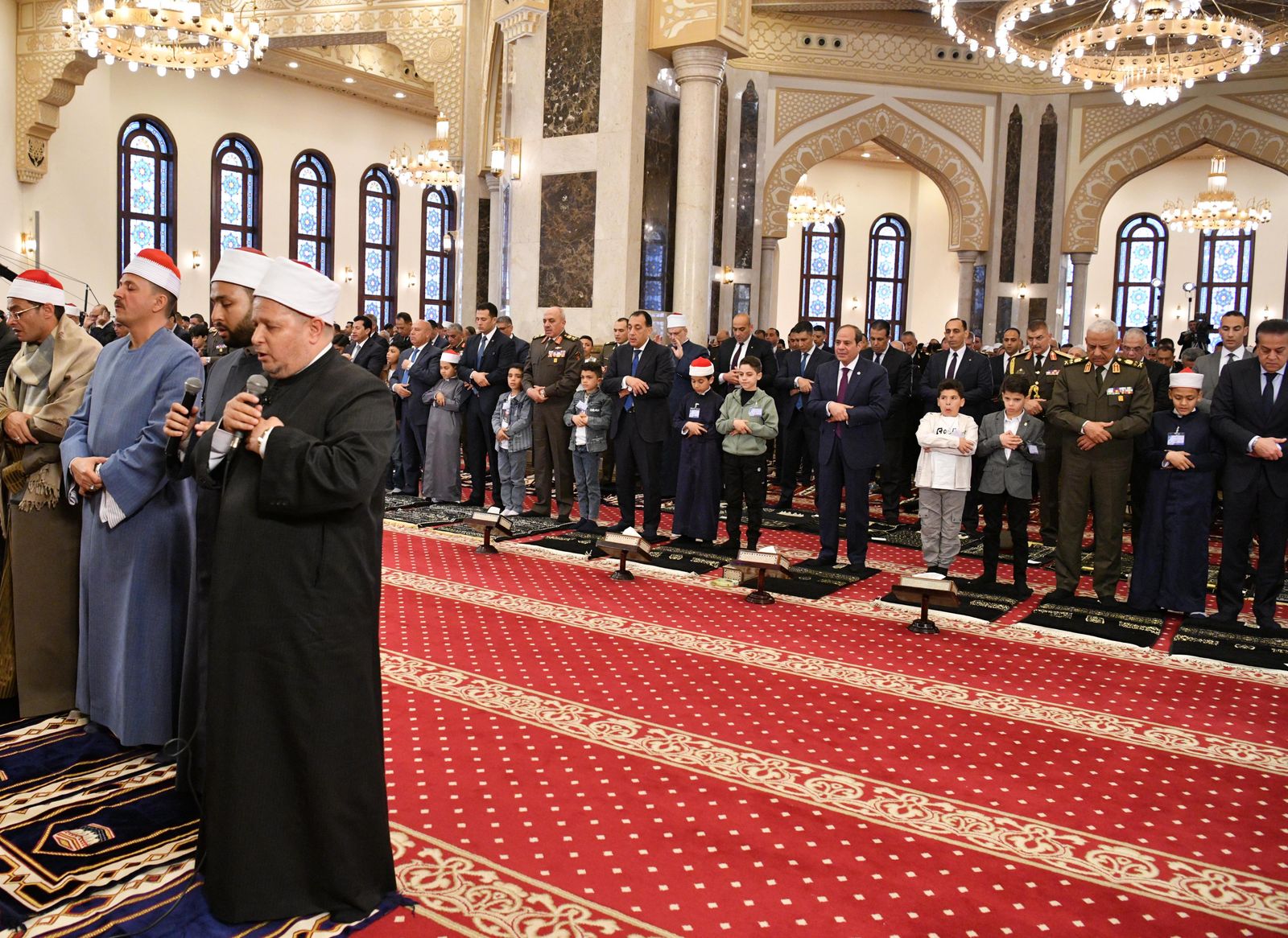 الرئيس السيسى يؤدى صلاة عيد الفطر بمسجد المشير ويكرّم أسر شهداء القوات المسلحة والشرطة