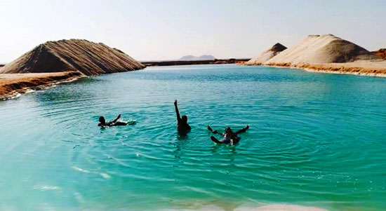 السباحة-والطفو-على-سطح-بحيرات-الملح---واحة-سيوة السباحة-والطفو-على-سطح-بحيرات-الملح---واحة-سيوة