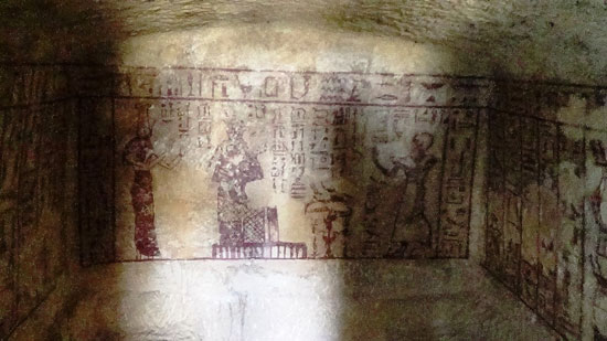 احدى-المقابر-الفرعونية-بجمبل-الموتى-في-سيوة احدى-المقابر-الفرعونية-بجمبل-الموتى-في-سيوة