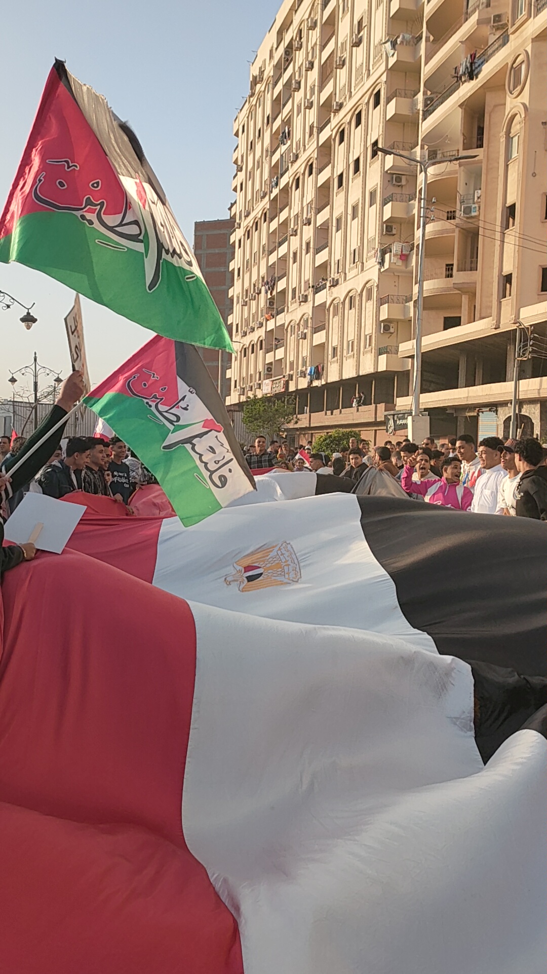 آلاف المواطنون في الغربية يحتجون بعد صلاة العيد تضامنا مع غزة (4)